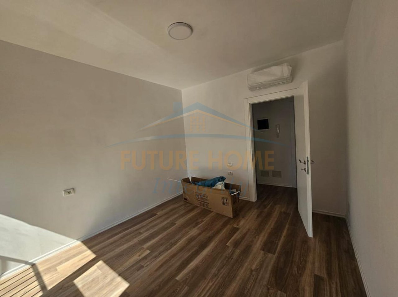 Qera, Apartament 2+1+2+Post Parkimi, Ish Tregu Elektrik, Tiranë.