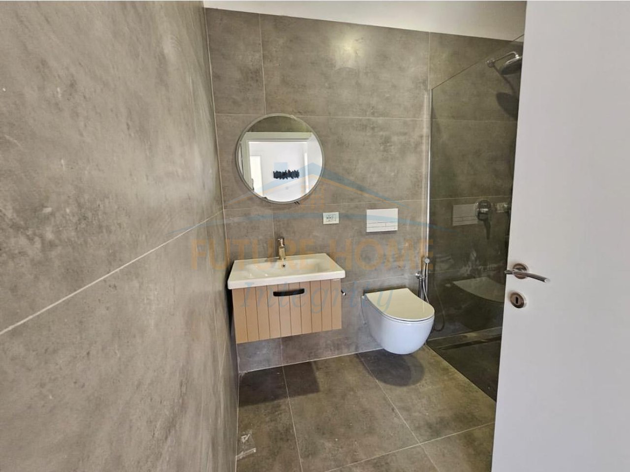 Qera, Apartament 2+1+2+Post Parkimi, Ish Tregu Elektrik, Tiranë.