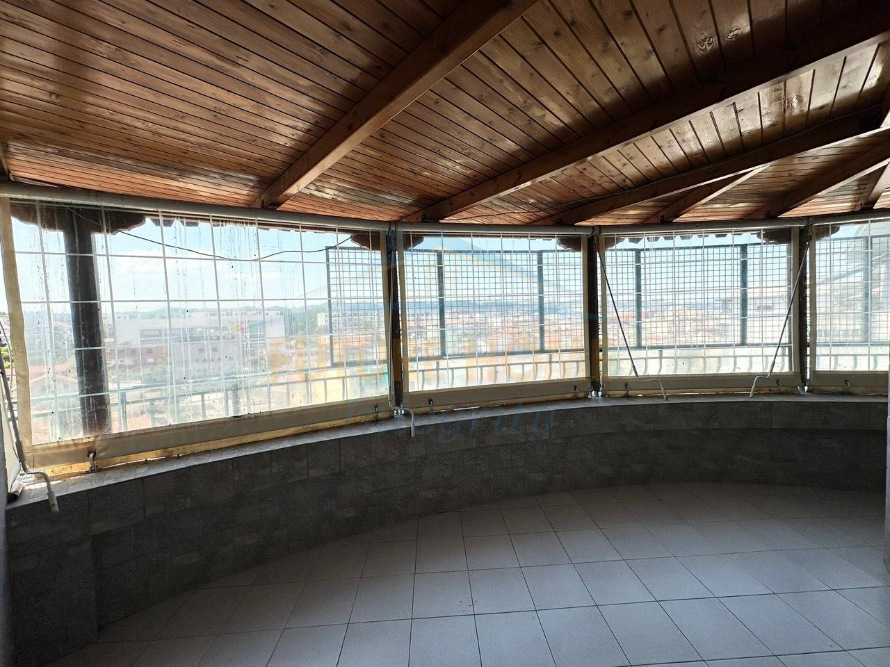 Shitet, Apartament 2+1+2, Kompleksi Grand, Tiranë.
