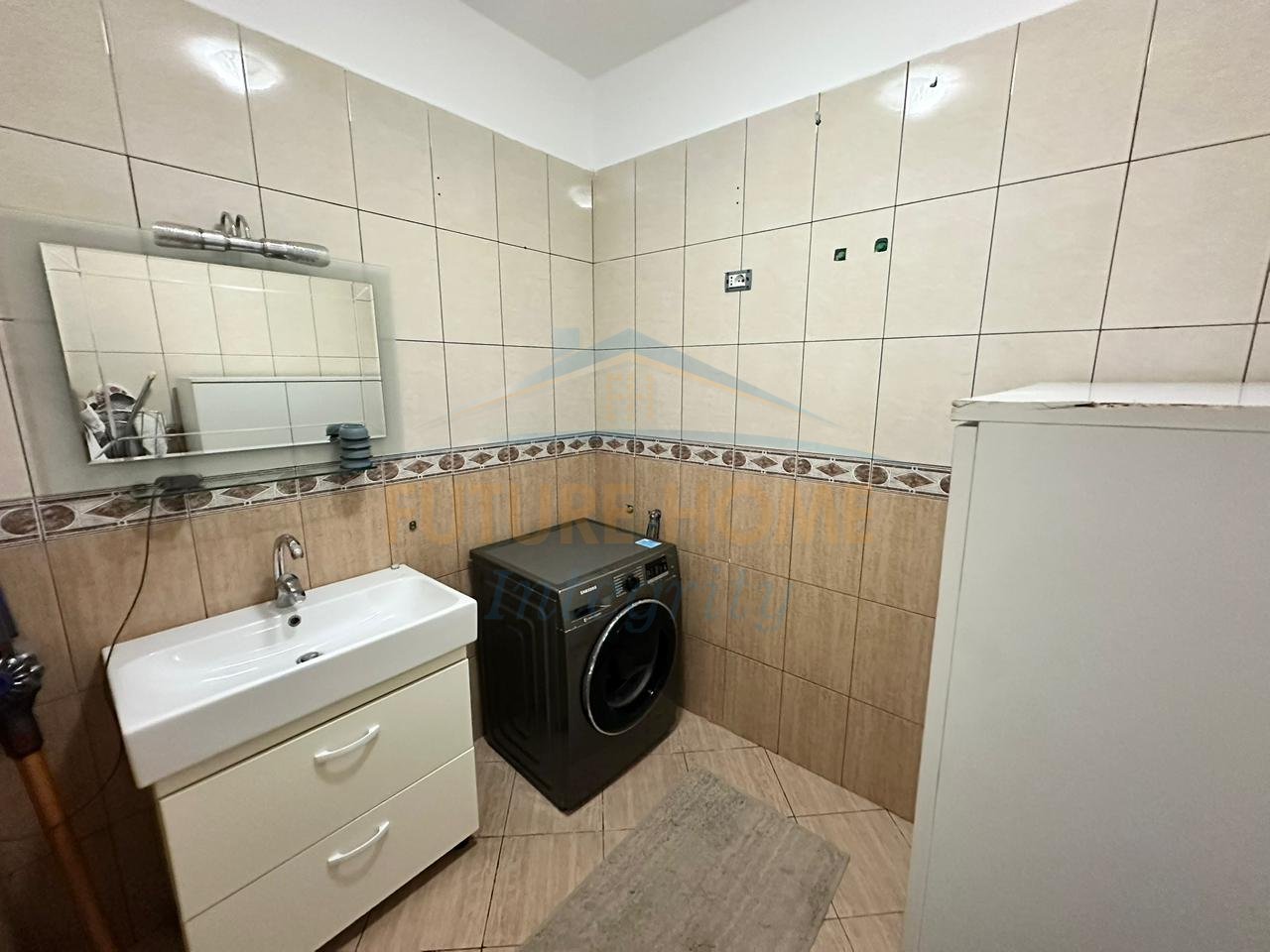 Shitet, Apartament 2+1+2, Kompleksi Grand, Tiranë.