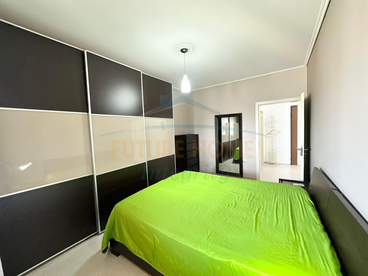 Shitet, Apartament 2+1+2, Kompleksi Grand, Tiranë.