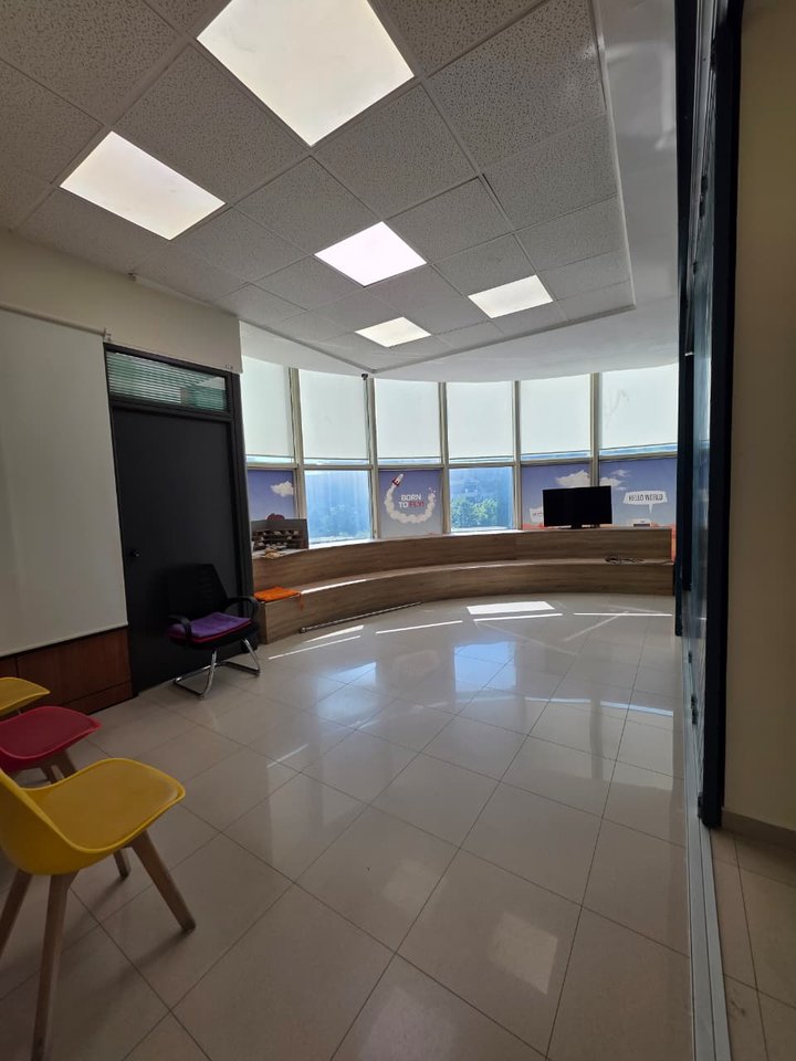 Affitto, ambiente per ufficio vicino all'Ambasciata Americana, Via di Elbasan