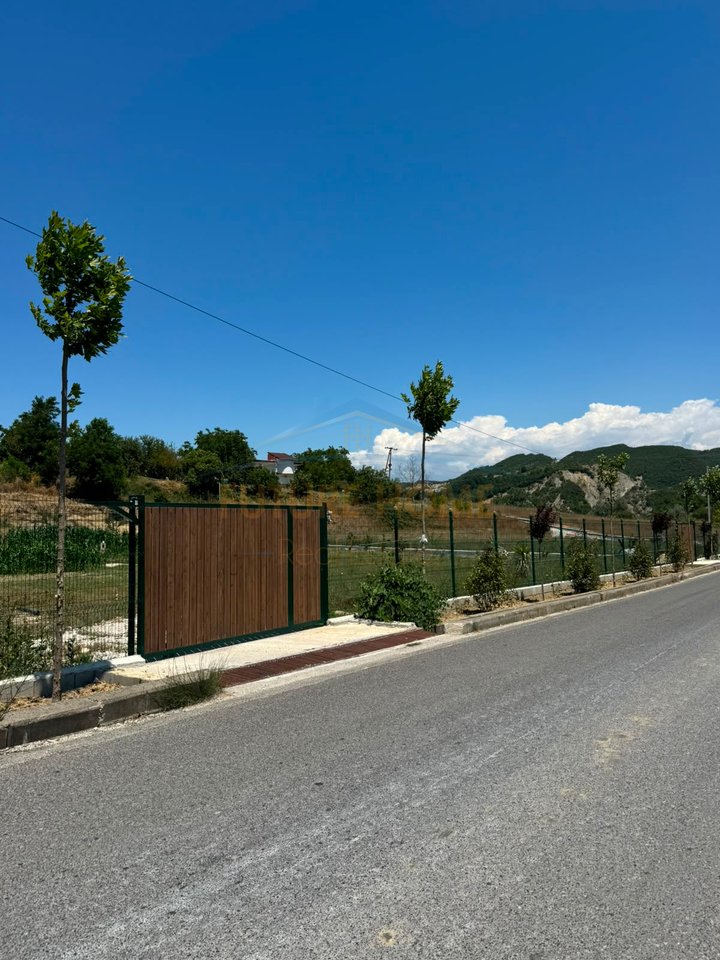 In vendita, Terreno, Pezë
