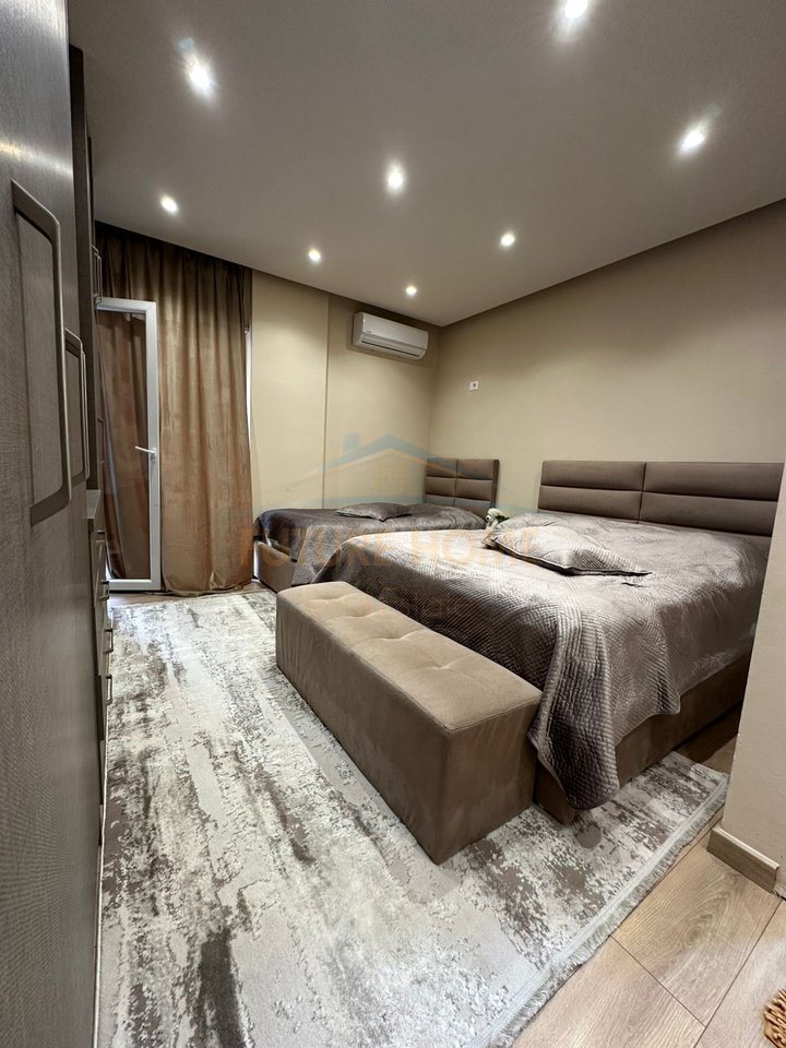 Shitet, Apartament 2+1+2, pranë Restorant Fresku , Fresk