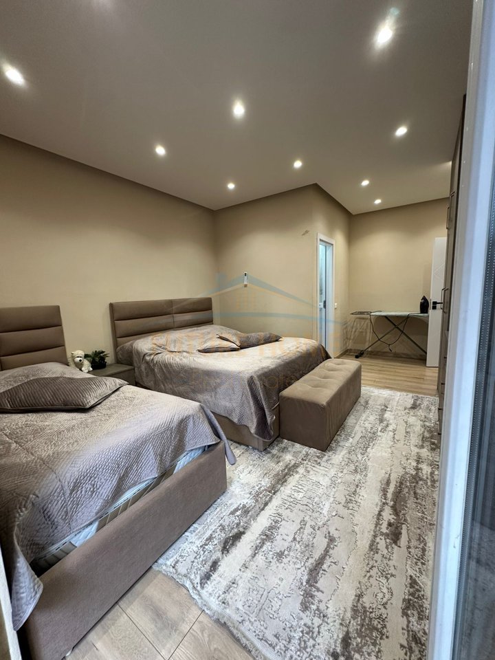 Shitet, Apartament 2+1+2, pranë Restorant Fresku , Fresk