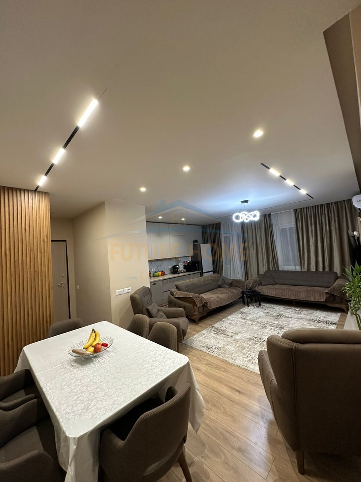 Shitet, Apartament 2+1+2, pranë Restorant Fresku , Fresk