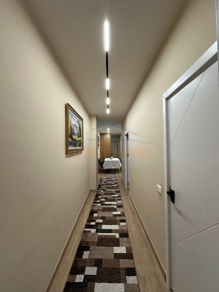 Shitet, Apartament 2+1+2, pranë Restorant Fresku , Fresk