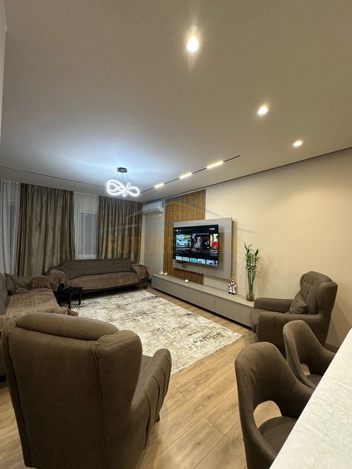 Shitet, Apartament 2+1+2, pranë Restorant Fresku , Fresk