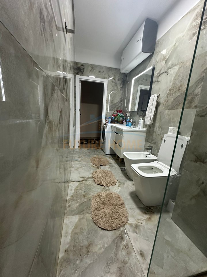 Shitet, Apartament 2+1+2, pranë Restorant Fresku , Fresk