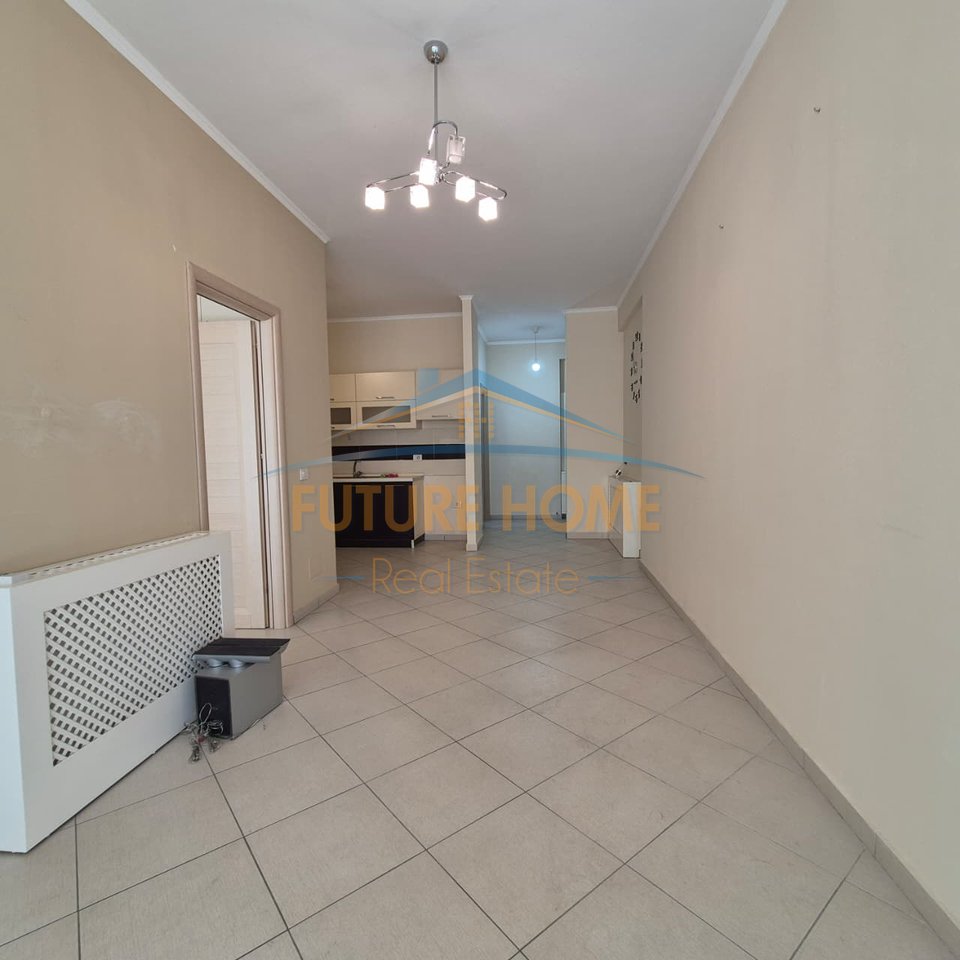 In vendita, Appartamento 1+1, Komuna e Parisit, Tirana.
