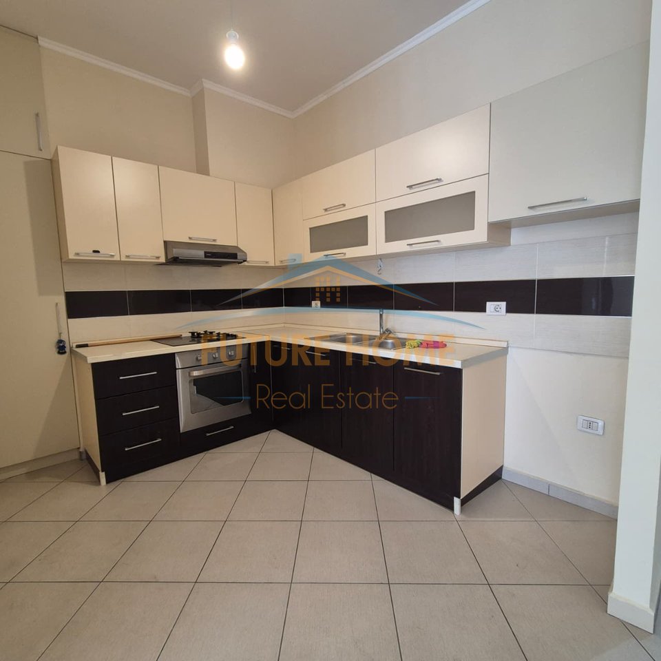 In vendita, Appartamento 1+1, Komuna e Parisit, Tirana.