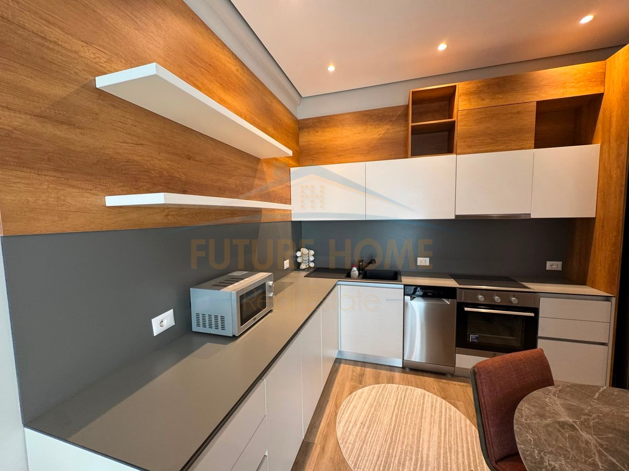 Qera, Apartament 2+1+2 + Post Parkimi, Square 21, Rruga e Kavajës