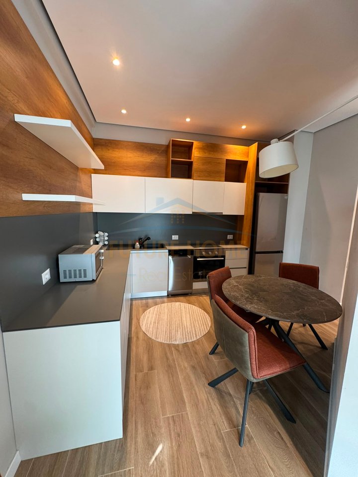 Qera, Apartament 2+1+2 + Post Parkimi, Square 21, Rruga e Kavajës