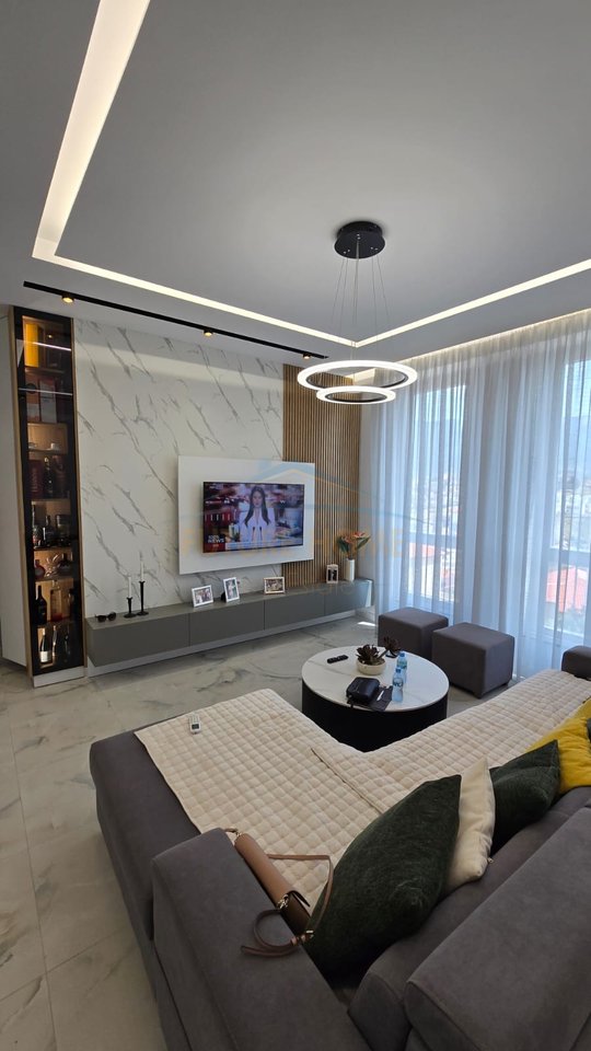 Shitet, Apartament 2+1+2 + Garazh, Sauk