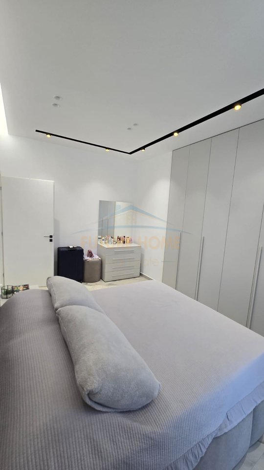 Shitet, Apartament 2+1+2 + Garazh, Sauk