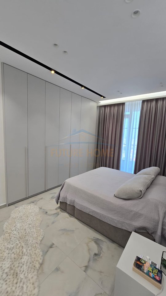 Shitet, Apartament 2+1+2 + Garazh, Sauk