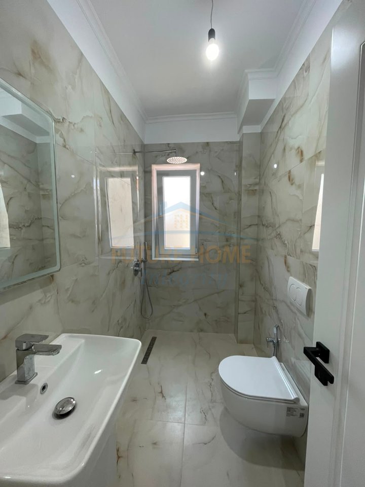Shitet, Apartament 1+1, Shkolla e Kuqe, Tiranë.
