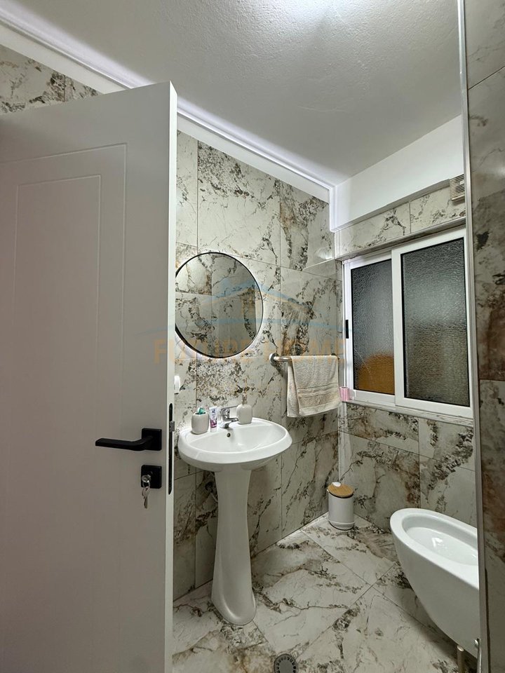 Shitet, Apartament 1+1,Shkembi Kavajes, Golem