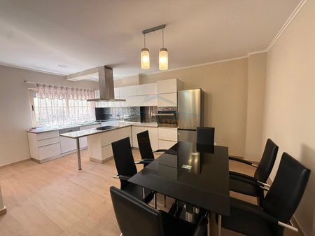 Qira, Apartament 2+1, Komuna e Parisit, Tirane