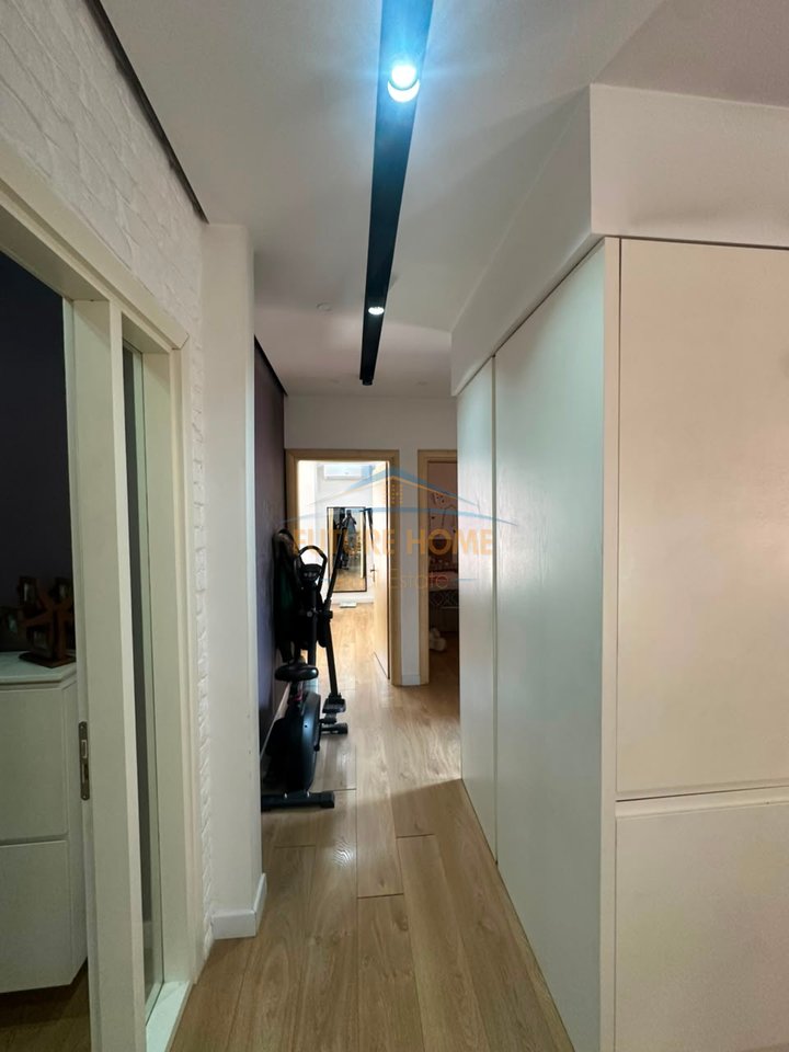 Shitet apartament 2+1+ Garderobë dhe Verandë, Yzberisht, Tiranë