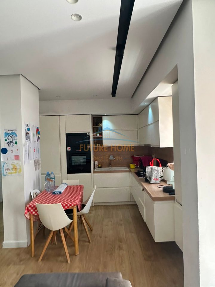 Shitet apartament 2+1+ Garderobë dhe Verandë, Yzberisht, Tiranë