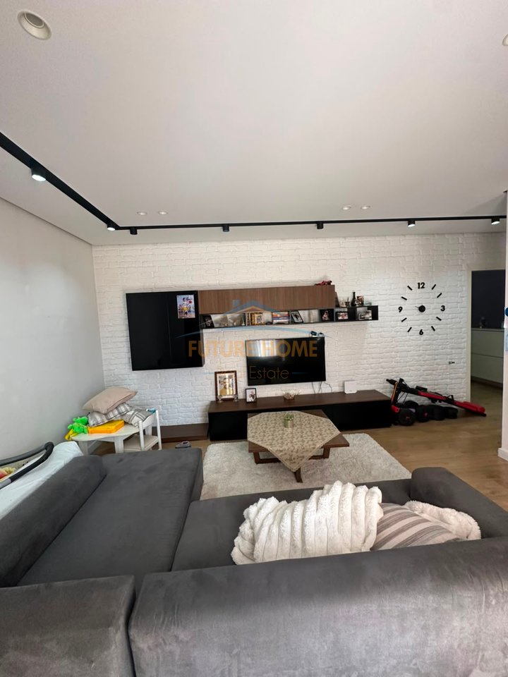 Shitet apartament 2+1+ Garderobë dhe Verandë, Yzberisht, Tiranë
