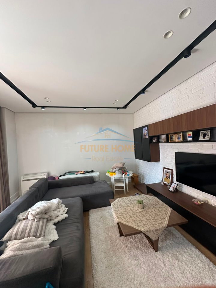 Shitet apartament 2+1+ Garderobë dhe Verandë, Yzberisht, Tiranë