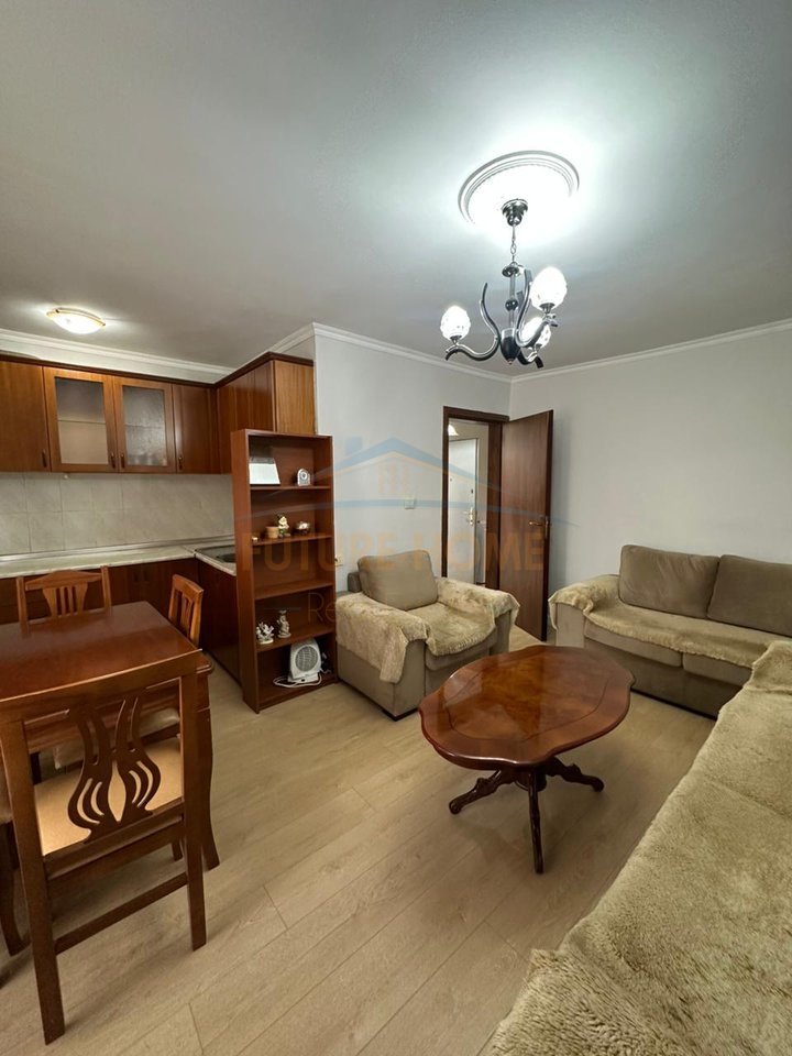 Shitet,Apartament 1+1,Stacioni i Trenit, Tirane