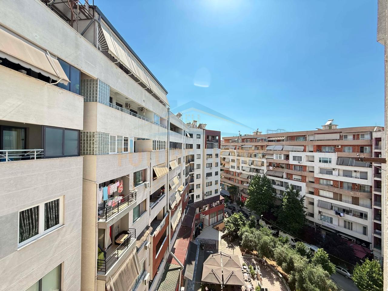 Shitet, Apartament 2+1+2, Unaza e Re