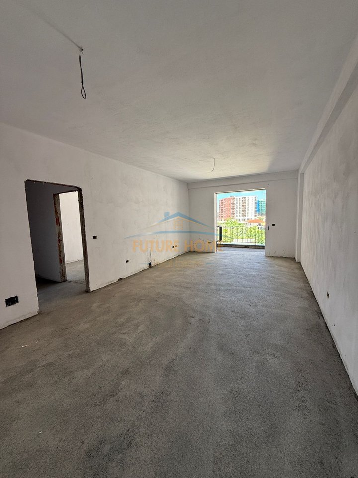 For sale, Apartment 2 +1 + 2, Space City, Paskuqan.

Information about the apartment:
• Apartment area (Net): 92.41 m2
• Apartment area (Gross): 106.22 m2
• Floor: 3 Residential

Layout:
• Living room
• Kitchen
• 2 Bedrooms
• 2 Bathrooms
• Balcony

Other features:
• New construction
• High construction quality
• Final phase

The project is designed to offer a quiet and comfortable living:
- Relaxation area
- Easy access to the main city arteries, such as Unaza e Madhe and Bulevardi i Ri

• For a property visit, contact us!