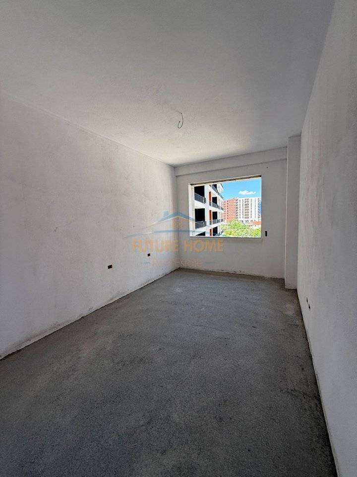For sale, Apartment 2 +1 + 2, Space City, Paskuqan.

Information about the apartment:
• Apartment area (Net): 92.41 m2
• Apartment area (Gross): 106.22 m2
• Floor: 3 Residential

Layout:
• Living room
• Kitchen
• 2 Bedrooms
• 2 Bathrooms
• Balcony

Other features:
• New construction
• High construction quality
• Final phase

The project is designed to offer a quiet and comfortable living:
- Relaxation area
- Easy access to the main city arteries, such as Unaza e Madhe and Bulevardi i Ri

• For a property visit, contact us!