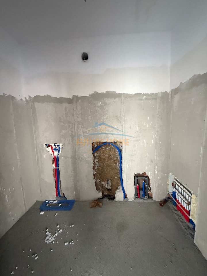 For sale, Apartment 2 +1 + 2, Space City, Paskuqan.

Information about the apartment:
• Apartment area (Net): 92.41 m2
• Apartment area (Gross): 106.22 m2
• Floor: 3 Residential

Layout:
• Living room
• Kitchen
• 2 Bedrooms
• 2 Bathrooms
• Balcony

Other features:
• New construction
• High construction quality
• Final phase

The project is designed to offer a quiet and comfortable living:
- Relaxation area
- Easy access to the main city arteries, such as Unaza e Madhe and Bulevardi i Ri

• For a property visit, contact us!