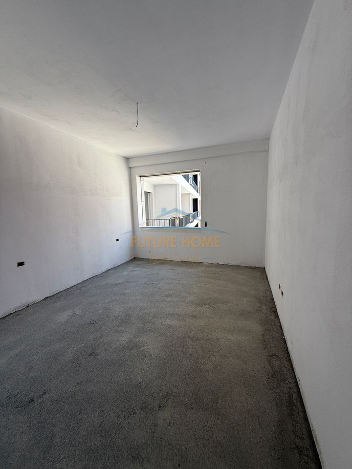 For sale, Apartment 2 +1 + 2, Space City, Paskuqan.

Information about the apartment:
• Apartment area (Net): 92.41 m2
• Apartment area (Gross): 106.22 m2
• Floor: 3 Residential

Layout:
• Living room
• Kitchen
• 2 Bedrooms
• 2 Bathrooms
• Balcony

Other features:
• New construction
• High construction quality
• Final phase

The project is designed to offer a quiet and comfortable living:
- Relaxation area
- Easy access to the main city arteries, such as Unaza e Madhe and Bulevardi i Ri

• For a property visit, contact us!