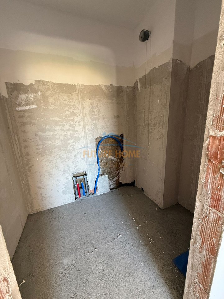 For sale, Apartment 2 +1 + 2, Space City, Paskuqan.

Information about the apartment:
• Apartment area (Net): 92.41 m2
• Apartment area (Gross): 106.22 m2
• Floor: 3 Residential

Layout:
• Living room
• Kitchen
• 2 Bedrooms
• 2 Bathrooms
• Balcony

Other features:
• New construction
• High construction quality
• Final phase

The project is designed to offer a quiet and comfortable living:
- Relaxation area
- Easy access to the main city arteries, such as Unaza e Madhe and Bulevardi i Ri

• For a property visit, contact us!