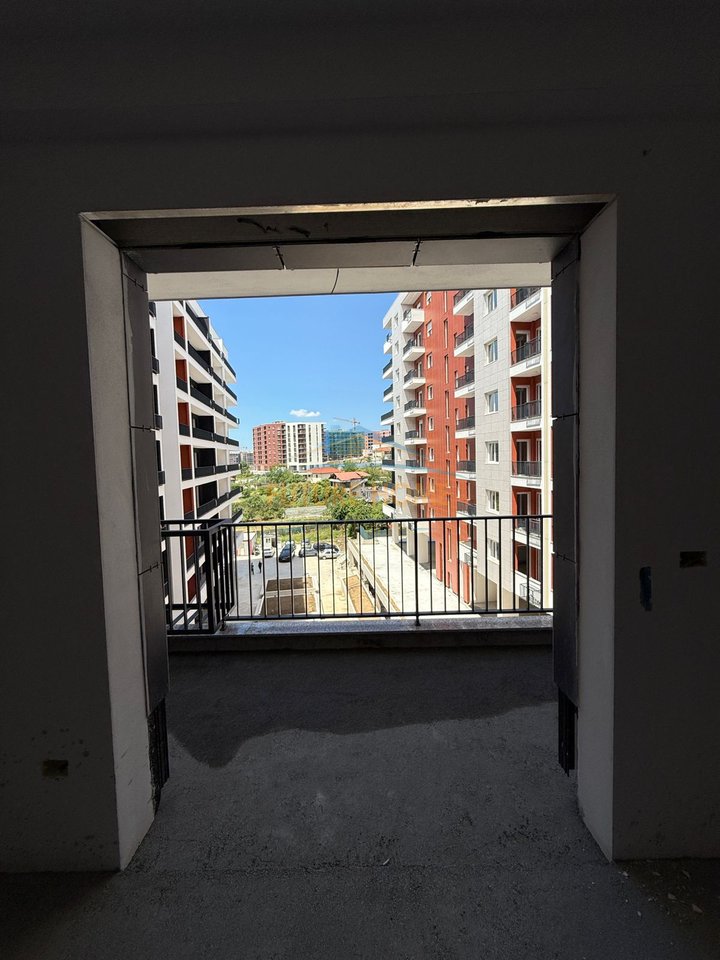 For sale, Apartment 2 +1 + 2, Space City, Paskuqan.

Information about the apartment:
• Apartment area (Net): 92.41 m2
• Apartment area (Gross): 106.22 m2
• Floor: 3 Residential

Layout:
• Living room
• Kitchen
• 2 Bedrooms
• 2 Bathrooms
• Balcony

Other features:
• New construction
• High construction quality
• Final phase

The project is designed to offer a quiet and comfortable living:
- Relaxation area
- Easy access to the main city arteries, such as Unaza e Madhe and Bulevardi i Ri

• For a property visit, contact us!