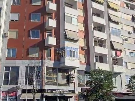 Shitet,Apartament 1+1,Ish Tregu Elektrik, Tiranë