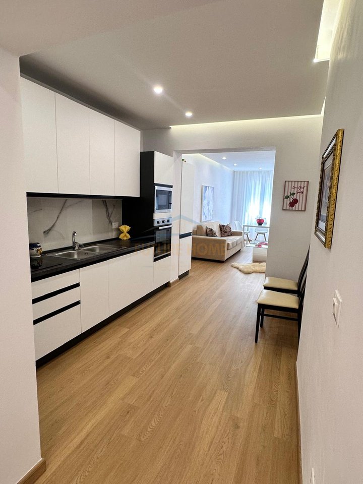Qira, Apartament 2+1, Gjimnazi Petro Nini Luarasi