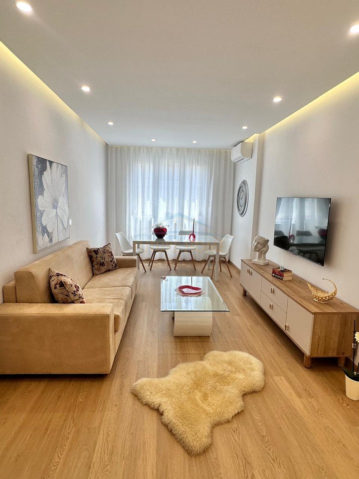 Qira, Apartament 2+1, Gjimnazi Petro Nini Luarasi