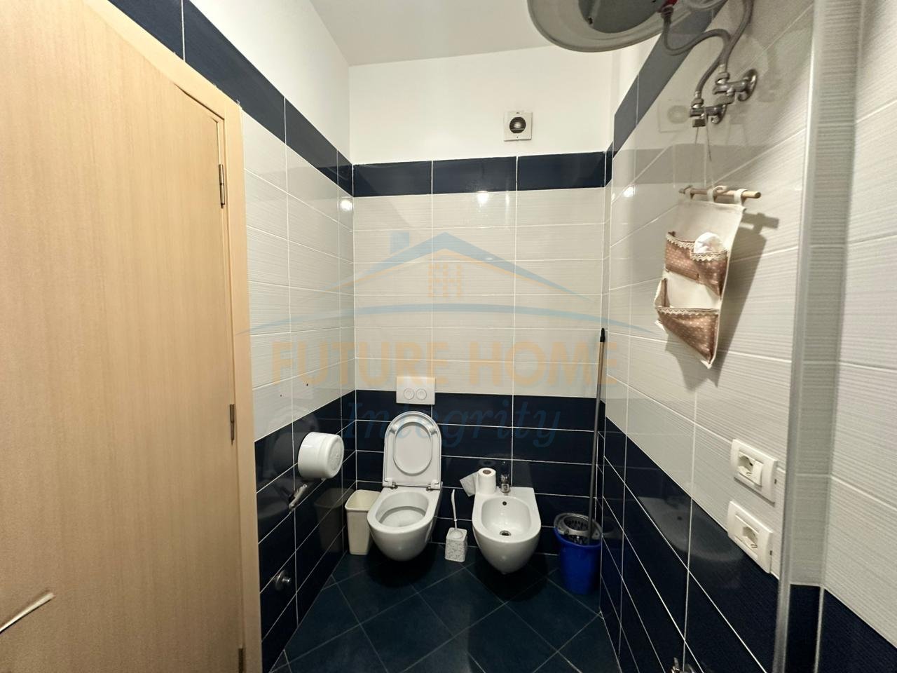 Qera, Apartament 3+1+2+Post Parkimi, Komuna e Parisit, Tiranë.