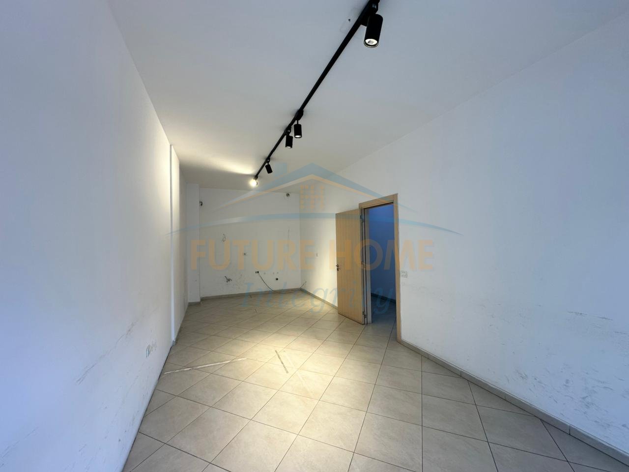 Qera, Apartament 3+1+2+Post Parkimi, Komuna e Parisit, Tiranë.