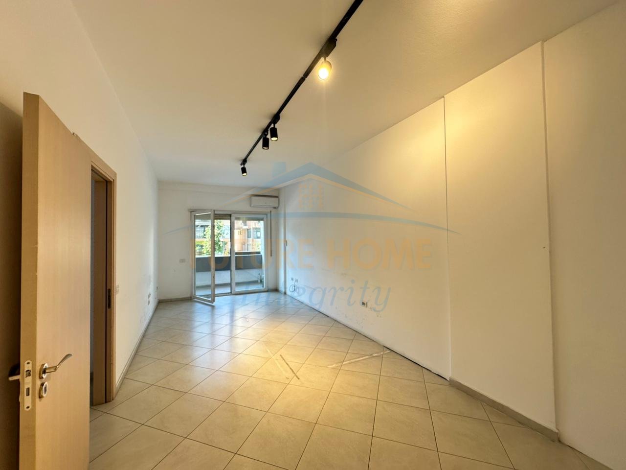 Qera, Apartament 3+1+2+Post Parkimi, Komuna e Parisit, Tiranë.