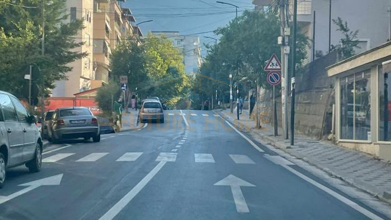 Shitet, Apartament 1+1, Fresku, Tiranë.