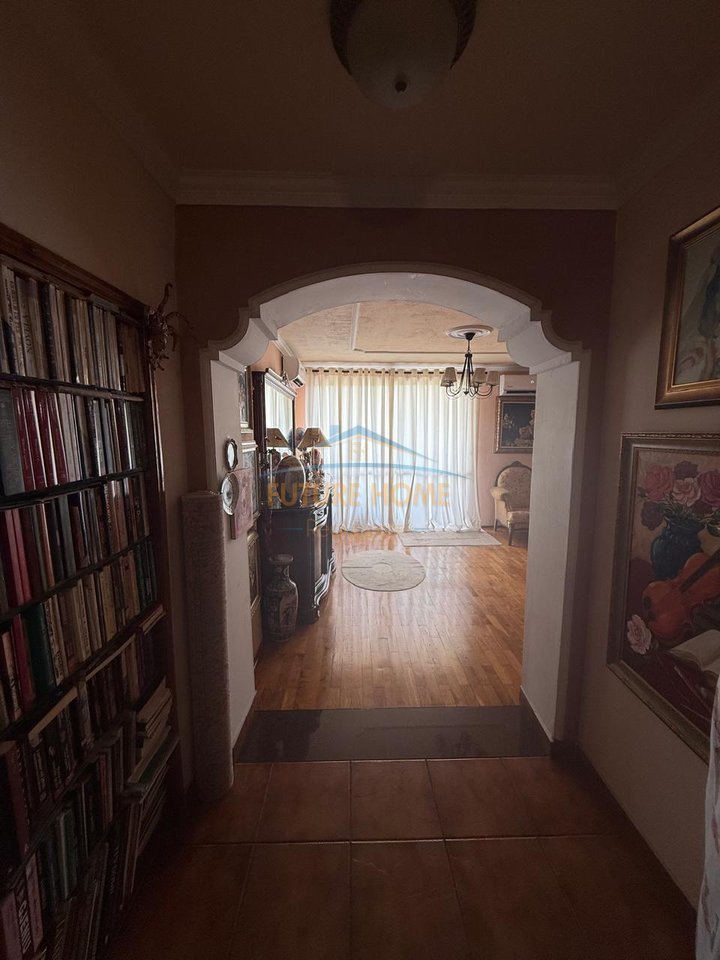 Shitet, Apartament 2+1, Materniteti i Ri, Tiranë
