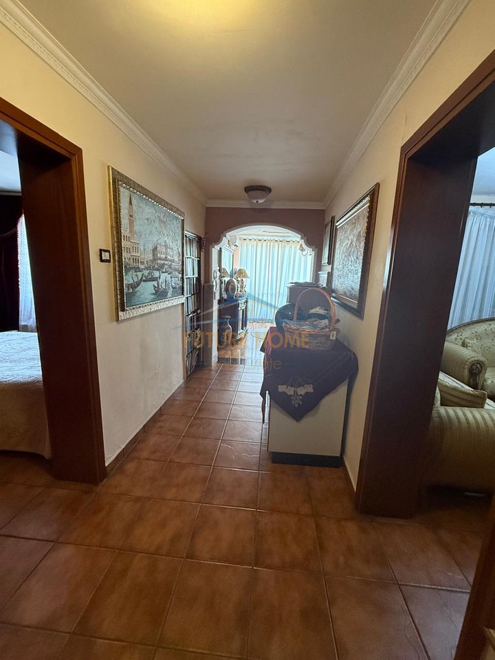 Shitet, Apartament 2+1, Materniteti i Ri, Tiranë