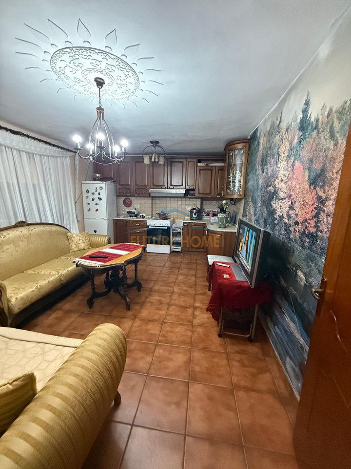 Shitet, Apartament 2+1, Materniteti i Ri, Tiranë