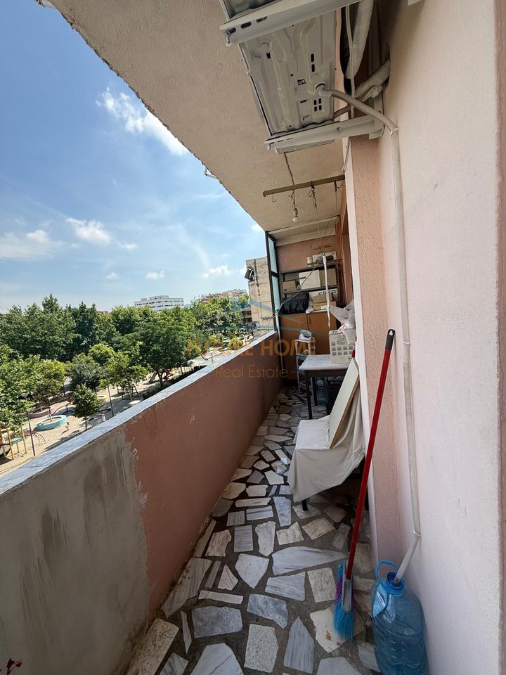 Shitet, Apartament 2+1, Materniteti i Ri, Tiranë