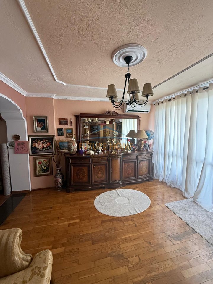 Shitet, Apartament 2+1, Materniteti i Ri, Tiranë