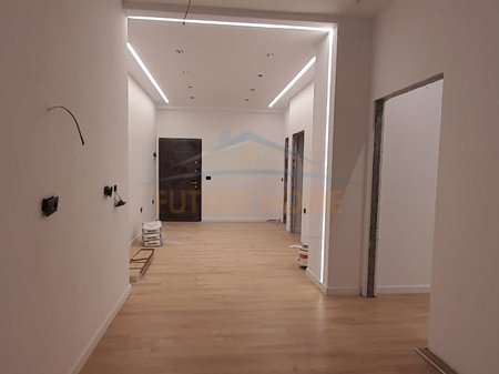 Shitet, Apartament 2+1, Lagjia 10, Korçë.