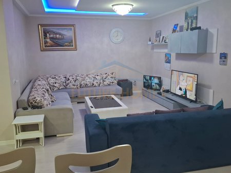 Shitet, Apartament 3+1+2, Mëzez