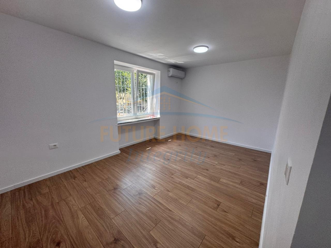 Qera, Ambient për Zyra, Stacioni i Trenit, Tiranë.